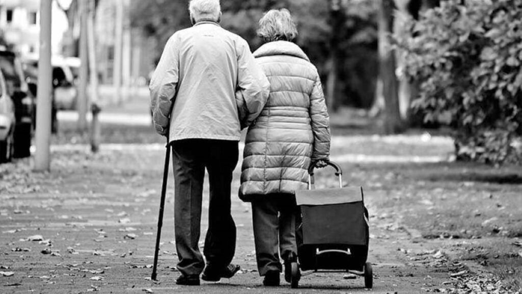 Îmbătrânirea nu mai poate fi privită ca un proces lent și gradual, susține o nouă cercetare care răstoarnă vechile concepții despre modul în care organismul uman îmbătrânește