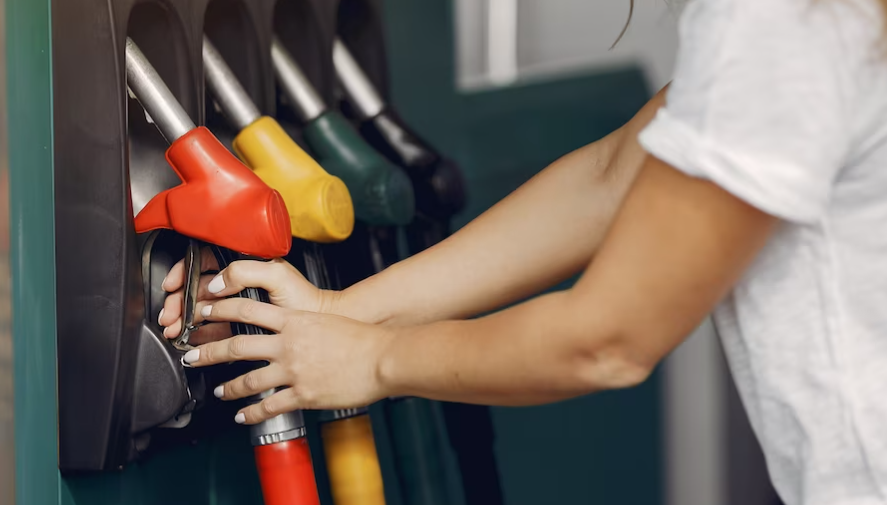 Prețul motorinei a atins un nou prag psihologic, marcând o etapă dificilă pentru consumatori și pentru economia României, în condițiile în care optimismul legat de scăderea tarifelor pare să fie deja depășit