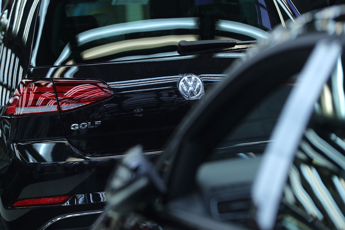 Volkswagen, unul dintre cei mai mari și mai emblematici jucători ai industriei germane, traversează o perioadă dificilă ce scoate în lumină problemele structurale ale economiei auto europene