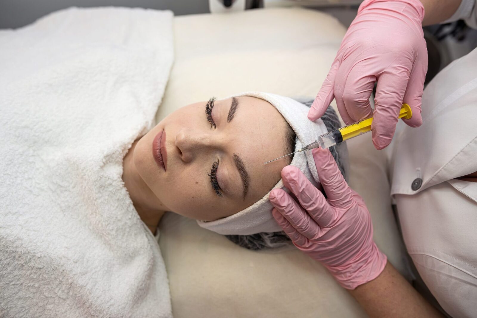 Botoxul, soluție neconvențională pentru sănătatea mintală? În ultimii ani, o practică aparent obișnuită din domeniul cosmeticii – injectarea botoxului – a început să fie studiată și pentru efectele sale asupra sănătății psihice
