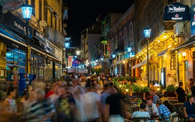 Weekend cultural de top în București: un mix echilibrat între festival, artă și spectacole de excepție Finalul lunii martie promite un vânt proaspăt pentru iubitorii de cultură din București, oferindu-le o gamă variată de evenimente ce pot satisface atât pasionații de film, cât și cei de teatru, artă sau operă