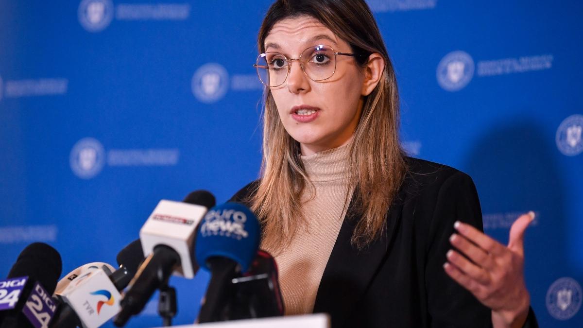 Noi reguli stricte pentru importul de produse second-hand în România Autoritățile române intenționează să aplice măsuri mai dure pentru controlul și verificarea importurilor de produse second-hand, în încercarea de a proteja mediul și sănătatea publică