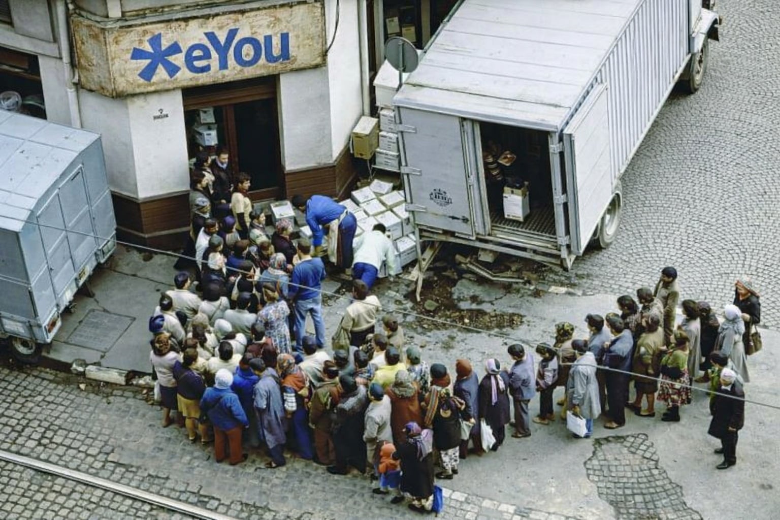 eYou Social: Proiect european promițător sau capcană de încredere? La prima vedere, eYou Social pare a fi o mână de aur într-un mediu digital saturat de platforme contestate pentru superficialitate, toxicitate și algoritmi care alimentează polarizarea socială
