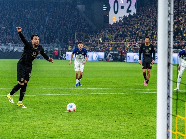 Interceptare dramatică: de la deznodământ sumbru la revenire incredibilă în doar 11 minute Un meci ce părea pierdut a izbucnit într-o apărare neprihănită, odată cu o revenire spectaculoasă a echipei gazdă, care a reușit să întoarcă scorul după o serie de evenimente incredibile