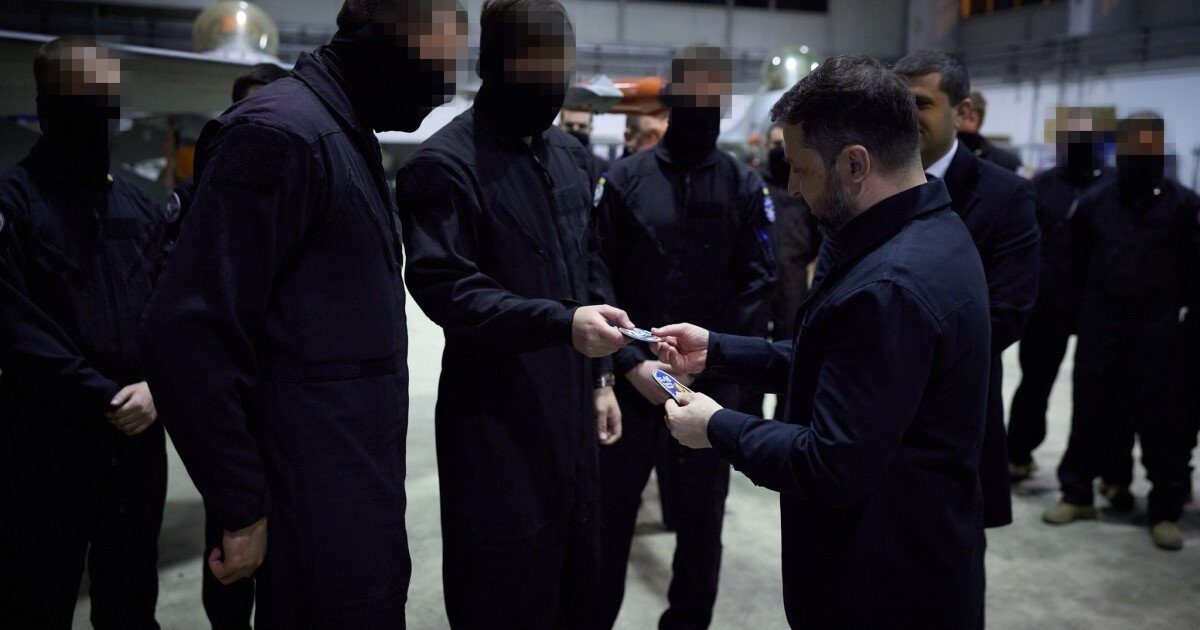 Vizită la frontiera estică a NATO: Zelenski și ministrul român al Apărării anunță angajament comun pentru consolidarea apărării în contextul conflictului din Ucraina Joi, între tensiune și solidaritate, președintele ucrainean Volodimir Zelenski a vizitat împreună cu ministrul român al Apărării, Radu Miruță, Baza 86 Aeriană „Locotenent aviator Gheorghe Mociorniță” din România, într-un eveniment simbolic ce marchează solidaritatea Occidentului în fața amenințărilor la adresa securității europene