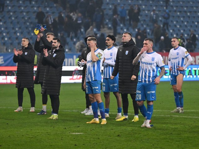 Universitatea Craiova învinsă acasă de FC Argeș: un meci cu momente tensionate și imagini emoționante din tribună Universitatea Craiova a suferit o înfrângere dureroasă pe propriul teren, fiind învinsă cu 0-1 de FC Argeș, într-un meci tensionat și plin de încercări