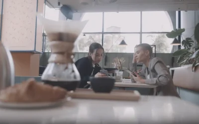 Din cafenelele de specialitate din România, tot mai mulți pasionați de cafea aleg acum să renunțe la clasicul espresso în favoarea unei variante mai elaborate, preparată cu metode tradiționale japoneze, precum V60