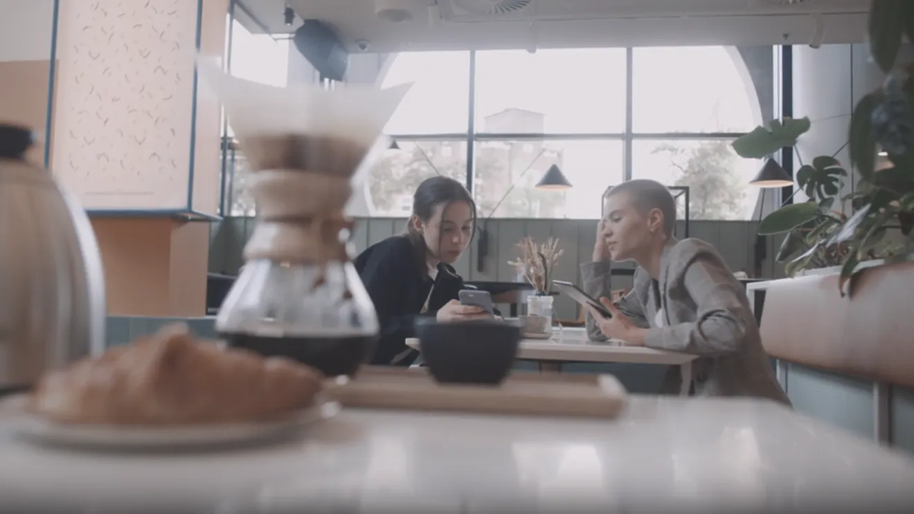 Din cafenelele de specialitate din România, tot mai mulți pasionați de cafea aleg acum să renunțe la clasicul espresso în favoarea unei variante mai elaborate, preparată cu metode tradiționale japoneze, precum V60