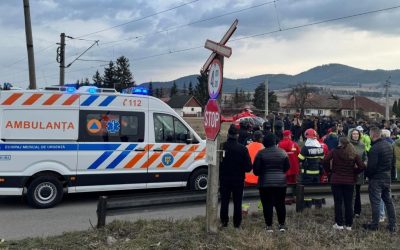 Tragedie în Miercurea-Ciuc: un tren a lovit o căruță, rezultând în rănirea gravă a unui bebeluș de numai șase luni Un incident feroviar grav a zguduit astăzi orașul Miercurea-Ciuc, în județul Harghita, când un tren aparținând companiei locale a lovit o căruță, provocând decesul unei femei și rănirea altor trei persoane, printre care și un bebeluș de aproximativ șase luni