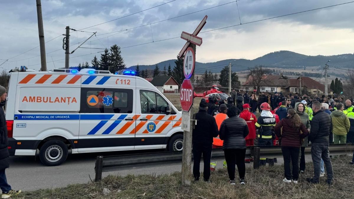 Tragedie în Miercurea-Ciuc: un tren a lovit o căruță, rezultând în rănirea gravă a unui bebeluș de numai șase luni Un incident feroviar grav a zguduit astăzi orașul Miercurea-Ciuc, în județul Harghita, când un tren aparținând companiei locale a lovit o căruță, provocând decesul unei femei și rănirea altor trei persoane, printre care și un bebeluș de aproximativ șase luni