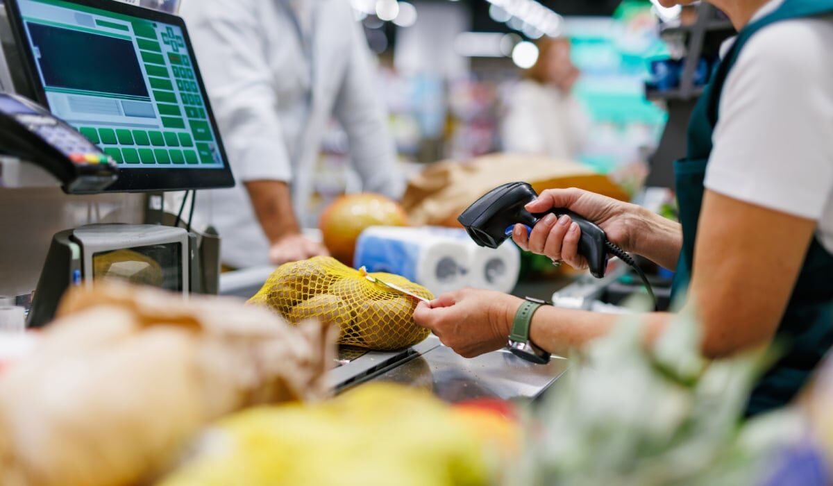 Gest de umanitate într-un supermarket din Marea Britanie: casierița care a salvat o familie în agonie Un moment aparent banal s-a transformat într-o demonstrație de empatie și solidaritate, readucând în lumina reflectoarelor valorile umane esențiale în societatea contemporană
