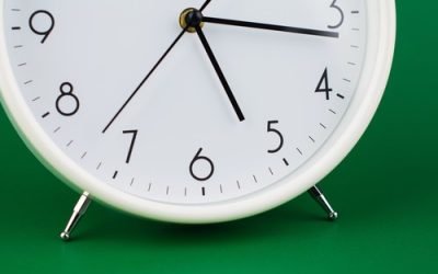 „Sfertul academic”: de la enigma filozofilor din Atena la o explicație comună de zi cu zi E în firea noastră să fim tentați să interpretăm anumite expresii din vocabularul cotidian după cum ni se potrivește, uneori uitând rădăcinile lor istorice și semnificațiile inițiale