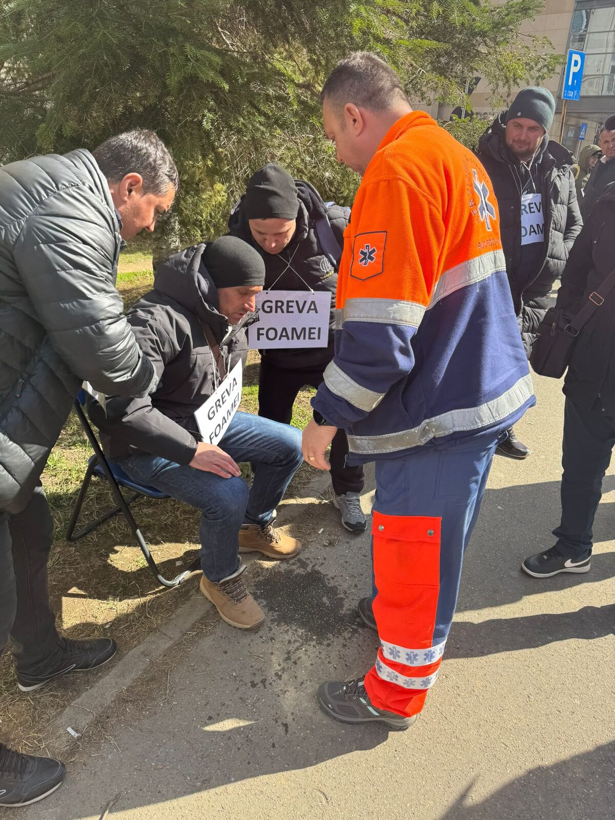 Mineri și energeticieni în grevă de foame în fața Ministerului Energiei: un protest care se intensifică Peste 60 de mineri și angajați ai sectorului energetic s-au adunat încă de marțea trecută în fața sediului Ministerului Energiei, declanșând un protest de amploare, care intră în a treia zi consecutivă