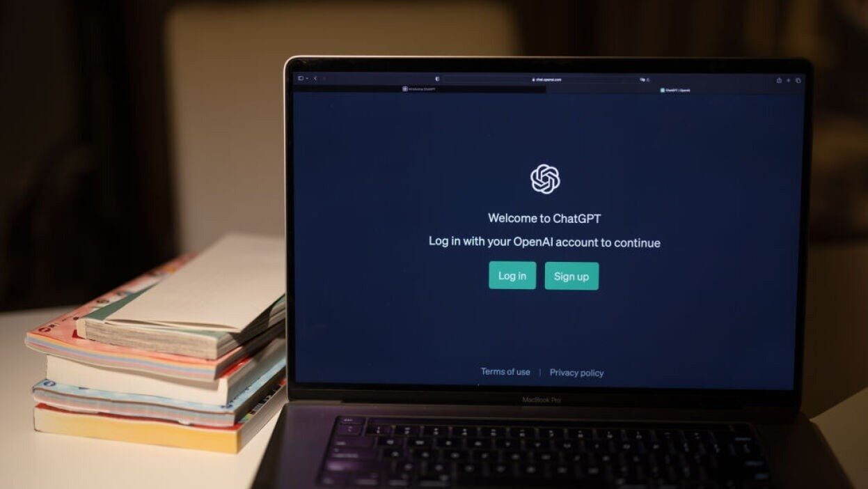 New York plănuiește să interzică chatboții AI care oferă sfaturi specializate fără autorizare legală Un nou proiect de lege discutat recent în cadrul Comitetului local pentru Internet și Tehnologie al statului New York vizează limitarea utilizării anumitor tipuri de chatboți inteligenți artificial, în special cei care oferă recomandări sau informații în domenii reglementate strict, precum sănătatea și dreptul