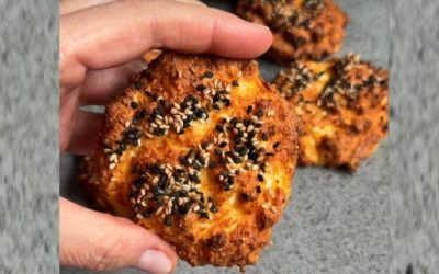 Pufoase, aurii și gata în doar câteva minute – aceste cuvinte descriu perfect noua obsesie culinară a internauților români, chiflele cu brânză cottage