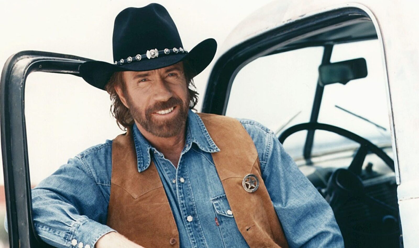 Chuck Norris: de la luptător de arte marțiale la legendă culturală online Chuck Norris a fost una dintre cele mai influente figuri ale secolului XX, atât în domeniul artelor marțiale, cât și în industria filmului de acțiune
