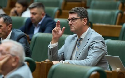 Senatori AUR refuză finanțare publică pentru deplasarea în SUA la evenimentul „Alianța Națiunilor Suverane” Trei membri ai Partidului Acțiune și Solidaritate (AUR), care participă în perioada 4-6 martie la evenimentul „Alianța Națiunilor Suverane” (Alliance of Sovereign Nations) ce se desfășoară în Statele Unite, s-au confruntat cu refuzul solicitării de a li se deconta cheltuielile de transport, cazare și diurnă din fonduri publice