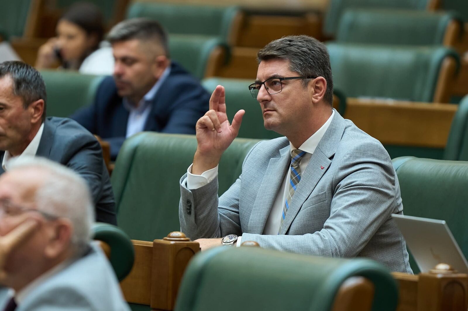 Senatori AUR refuză finanțare publică pentru deplasarea în SUA la evenimentul „Alianța Națiunilor Suverane” Trei membri ai Partidului Acțiune și Solidaritate (AUR), care participă în perioada 4-6 martie la evenimentul „Alianța Națiunilor Suverane” (Alliance of Sovereign Nations) ce se desfășoară în Statele Unite, s-au confruntat cu refuzul solicitării de a li se deconta cheltuielile de transport, cazare și diurnă din fonduri publice