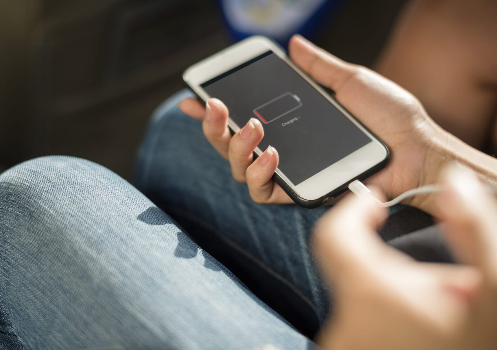 Încărcarea telefonului poate fi un moment de relaxare, dar pentru mulți utilizatori, procesul se transformă rapid într-o provocare: telefonul devine fierbinte și, în unele cazuri, chiar incomod de utilizat