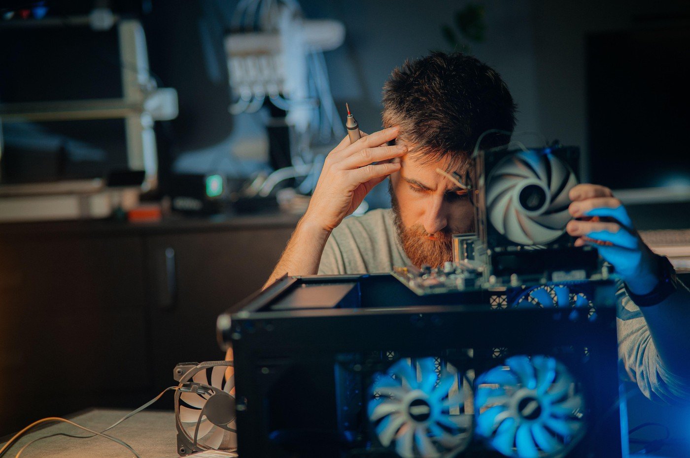 Cumpărăturile din second-hand pot părea o soluție tentantă pentru a economisi bani, însă în lumea componentelor de calculator, acestea ascund riscuri care pot transforma o investiție aparent ieftină într-un adevărat coșmar tehnologic