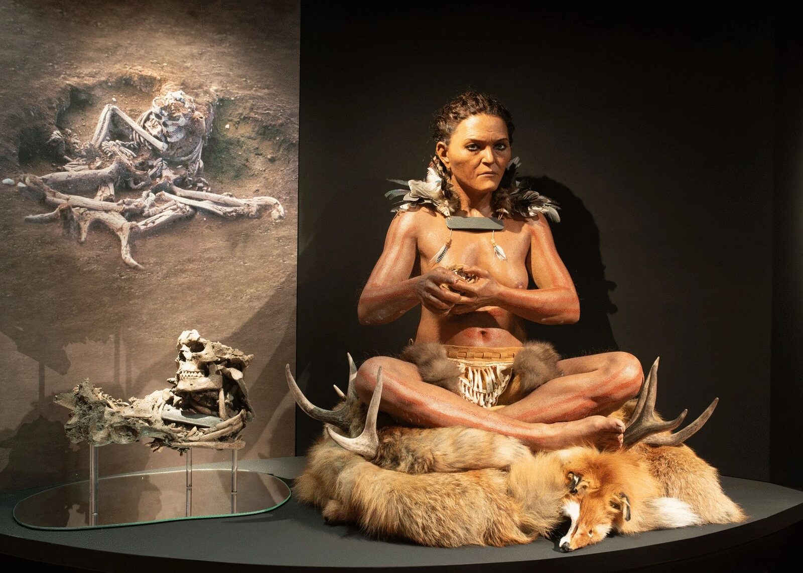 Descoperiri spectaculoase din Epoca de Piatră în Suedia: un copil îngropat în piele de căprioară și alte ritualuri funerare remarcabile Arheologia continuă să ne surprindă cu revelații care ne aduc mai aproape de comunitățile ancestrale ale Epocii de Piatră, trăite cu peste 7.000 de ani în urmă în regiunea care astăzi cuprinde Suedia