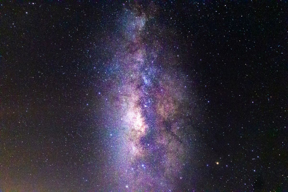 Cercetările astronómico-spațiale au făcut recent un salt remarcabil, scoțând la suprafață detalii surprinzătoare despre structuri și compuși din centrul galaxiei, dar și despre fenomene nebănuite din spațiu