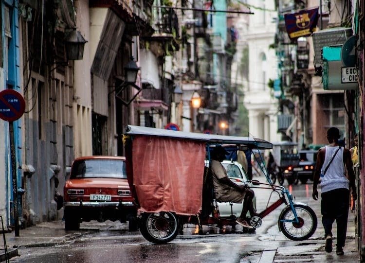 Speranțele Rusiei de a-și extinde influența energetică în America Latină devin din ce în ce mai vizibile, pe fundalul unei Cuba aflate în criză acută din cauza sancțiunilor economice impuse de Washington, și a tensiunilor în creștere între Statele Unite și fostul său aliat sovietic