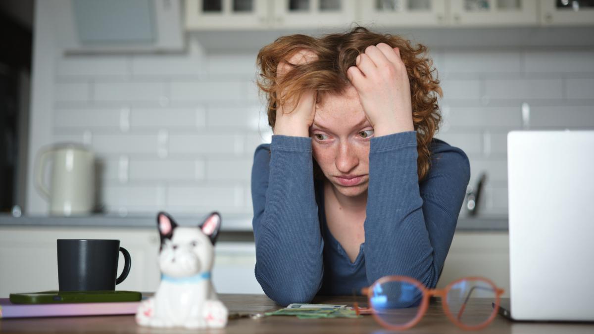 Românii, victime ale stresului financiar: din ce în ce mai mulți nu mai pot dormi din cauza problemelor legate de bani În ultimele luni, un fenomen tot mai vizibil pe scena social-economică a țării noastre captează atenția specialiștilor și a opiniei publice: creșterea numărului de români care se confruntă cu insomnii acută din cauza problemelor financiare