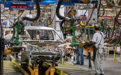 Producția auto în România a suferit o scădere semnificativă în primele două luni ale anului 2026, marcând un recul de aproape 6% față de aceeași perioadă a anului precedent