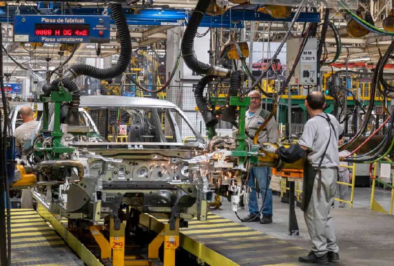 Producția auto în România a suferit o scădere semnificativă în primele două luni ale anului 2026, marcând un recul de aproape 6% față de aceeași perioadă a anului precedent
