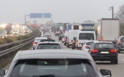 Titi Aur explică diferențele de limite de viteză: în țările dezvoltate viteza pe autostradă este mai mică decât în România Deși în România viteza pe autostrăzi este adesea motiv de controversă, un fost campion de raliuri, Titi Aur, aduce în discuție un aspect mai puțin discutat: diferențele în stabilirea limitelor de viteză în diferite țări