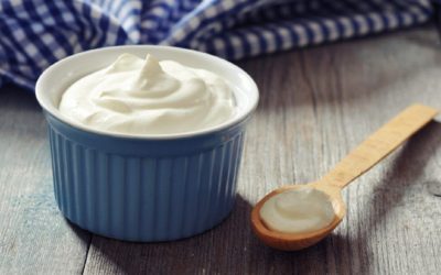 Alege cu grijă iaurtul: sfaturi esențiale pentru o consumare sănătoasă Consumul de iaurt a devenit o obișnuință pentru mulți români, nu doar pentru gustul său plăcut, ci și pentru beneficiile pentru sănătate pe care le aduce