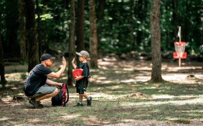Discul de golf, un sport inventat în Statele Unite în urmă cu șaizeci de ani, a reușit să se răspândească rapid dincolo de granițele Americii, devenind o activitate populară, accesibilă oricui și cu un impact considerabil asupra economiei locale și a socializării