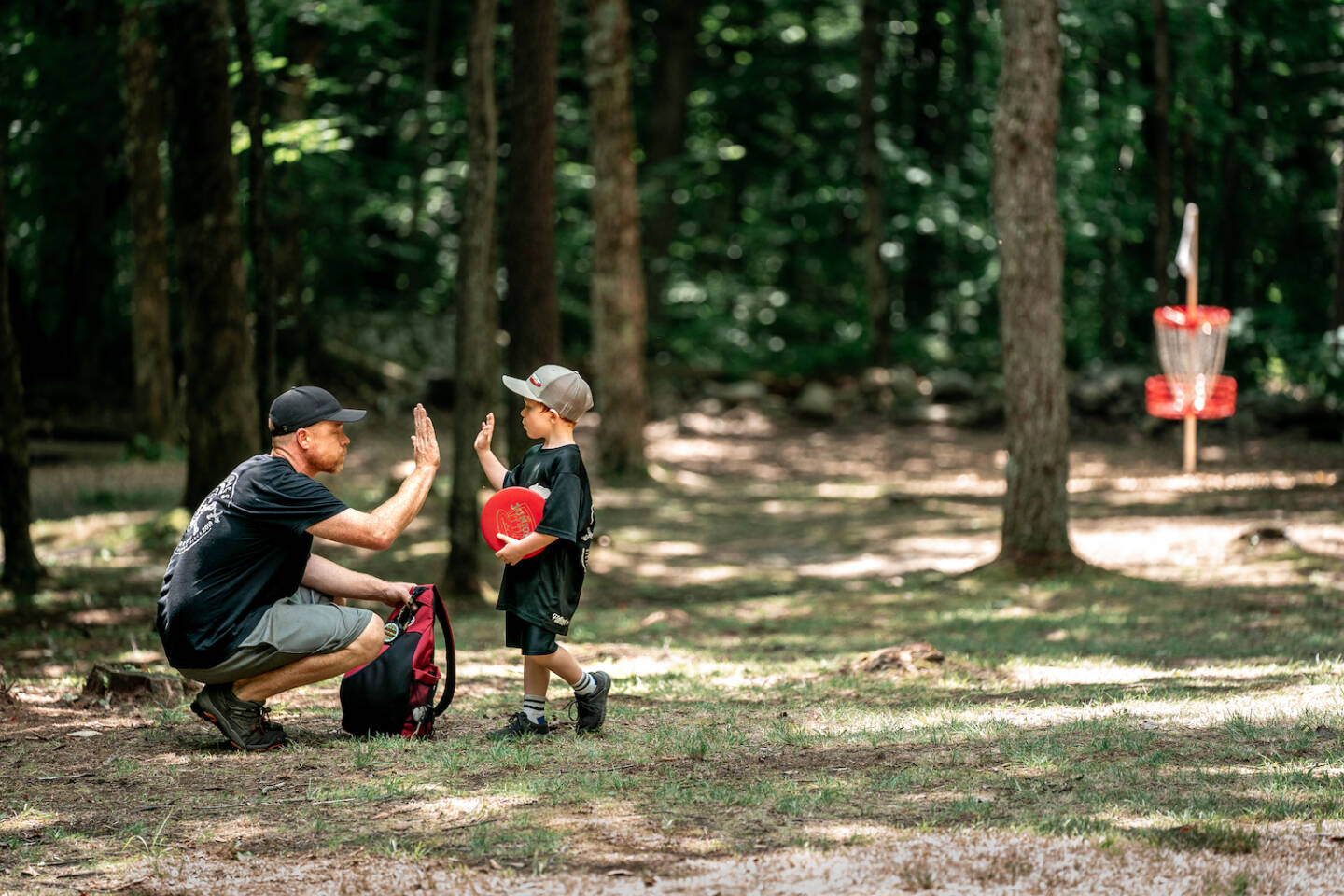 Discul de golf, un sport inventat în Statele Unite în urmă cu șaizeci de ani, a reușit să se răspândească rapid dincolo de granițele Americii, devenind o activitate populară, accesibilă oricui și cu un impact considerabil asupra economiei locale și a socializării