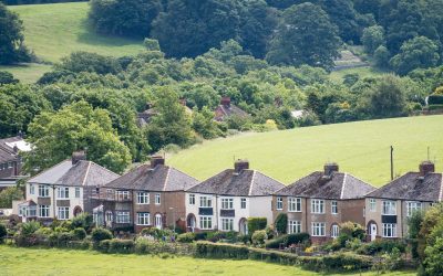 Chiar dacă pare o chestiune simplă, distanța minimă dintre construcții și limita de proprietate a devenit, în ultimii ani, unul dintre cele mai frecvente subiecte de dispută între vecini