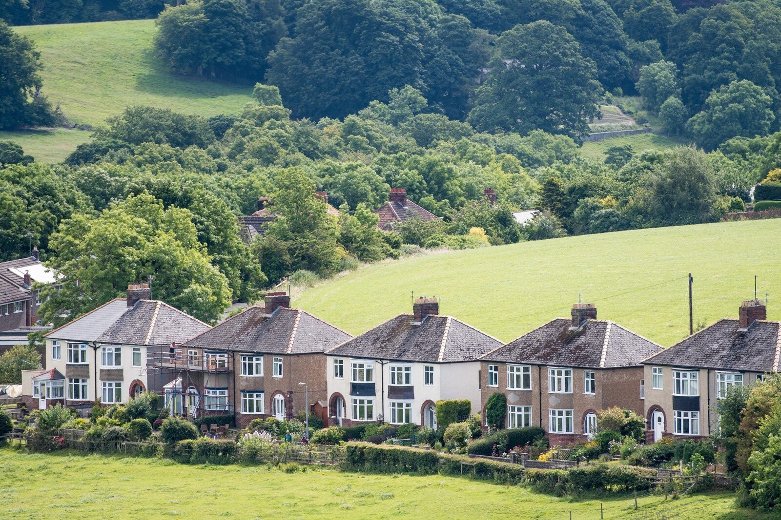 Chiar dacă pare o chestiune simplă, distanța minimă dintre construcții și limita de proprietate a devenit, în ultimii ani, unul dintre cele mai frecvente subiecte de dispută între vecini