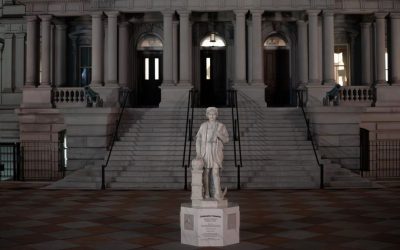 Distanță simbolică sau gest politic? O statuie a lui Cristofor Columb, inaugurat recent în apropierea Casei Albe Într-o mutare care a atras rapid atenția opiniei publice și a entuziasmat, dar și supărat, unele categorii ale societății, administrația americană a ales să instaleze pe terenul clădirii administrative Eisenhower o statuie reprezentându-l pe exploratorul Cristofor Columb