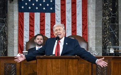 Donald Trump anunță schimbări radicale în conducerea Departamentului pentru Securitate Internă, după controverse legate de management și incidente grave Președintele Donald Trump a făcut vineri un anunț care a stârnit reacții vehemente atât la Washington, cât și în rândul opiniei publice: Kristi Noem, actualul secretar al Departamentului pentru Securitate Internă (DHS), va fi înlocuită de senatorul Markwayne Mullin, reprezentant al republicanilor din Oklahoma