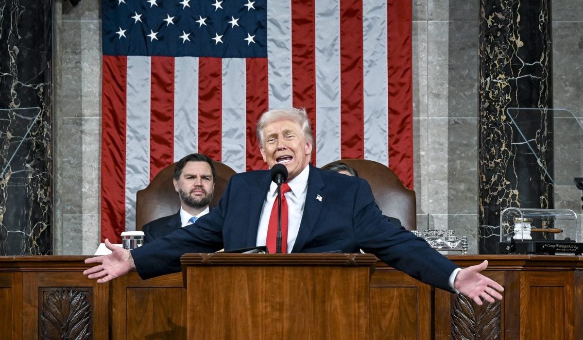 Donald Trump anunță schimbări radicale în conducerea Departamentului pentru Securitate Internă, după controverse legate de management și incidente grave Președintele Donald Trump a făcut vineri un anunț care a stârnit reacții vehemente atât la Washington, cât și în rândul opiniei publice: Kristi Noem, actualul secretar al Departamentului pentru Securitate Internă (DHS), va fi înlocuită de senatorul Markwayne Mullin, reprezentant al republicanilor din Oklahoma