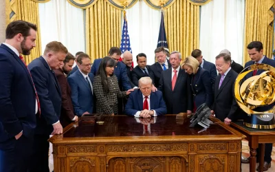 Pastorii americani, în centrul unui moment public și aparent simbolic, au rostit o rugăciune colectivă pentru președintele Donald Trump, într-un gest de binecuvântare și solicitare a protecției divine în timpul unor vremuri tumultoase atât pe plan național, cât și internațional