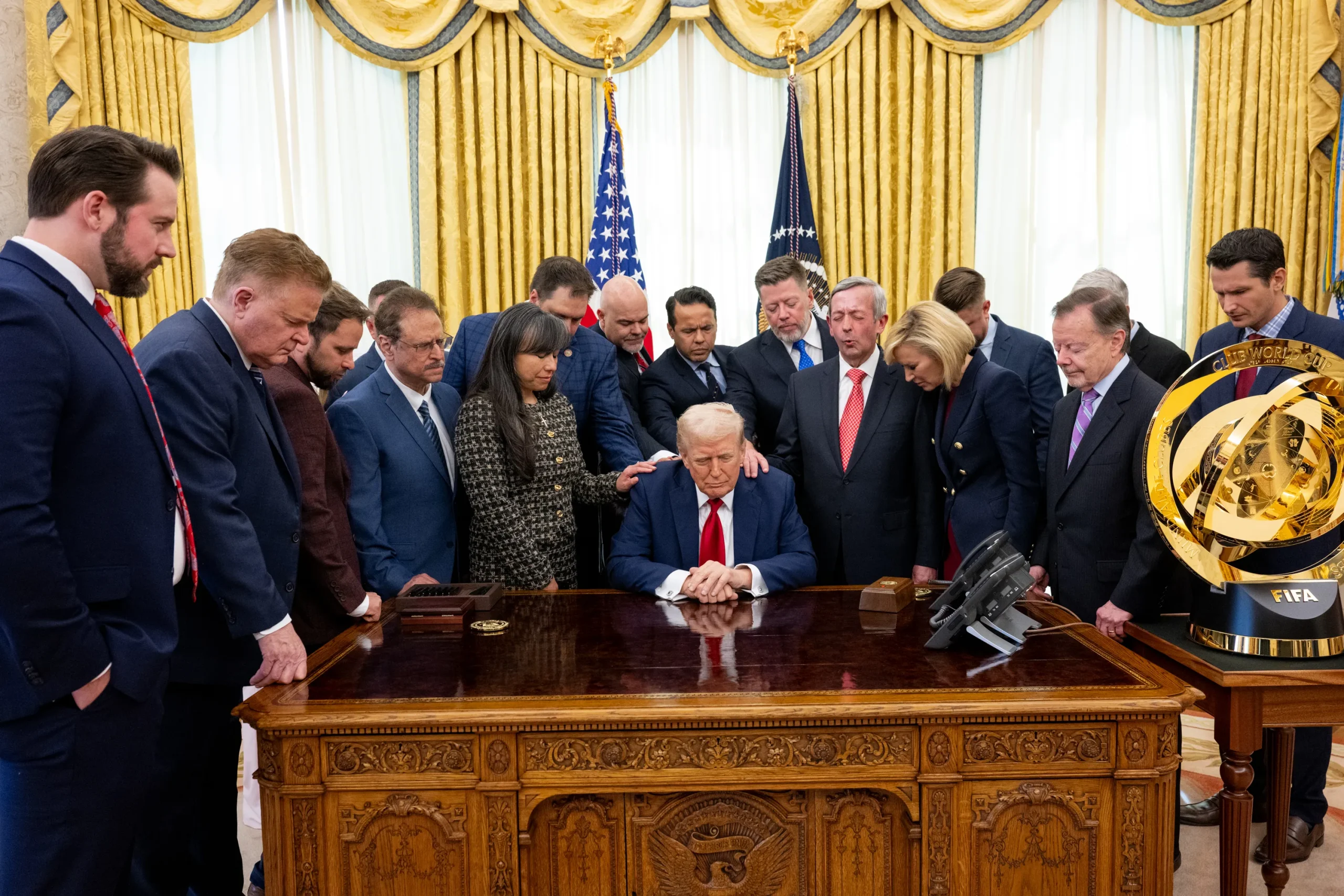 Pastorii americani, în centrul unui moment public și aparent simbolic, au rostit o rugăciune colectivă pentru președintele Donald Trump, într-un gest de binecuvântare și solicitare a protecției divine în timpul unor vremuri tumultoase atât pe plan național, cât și internațional