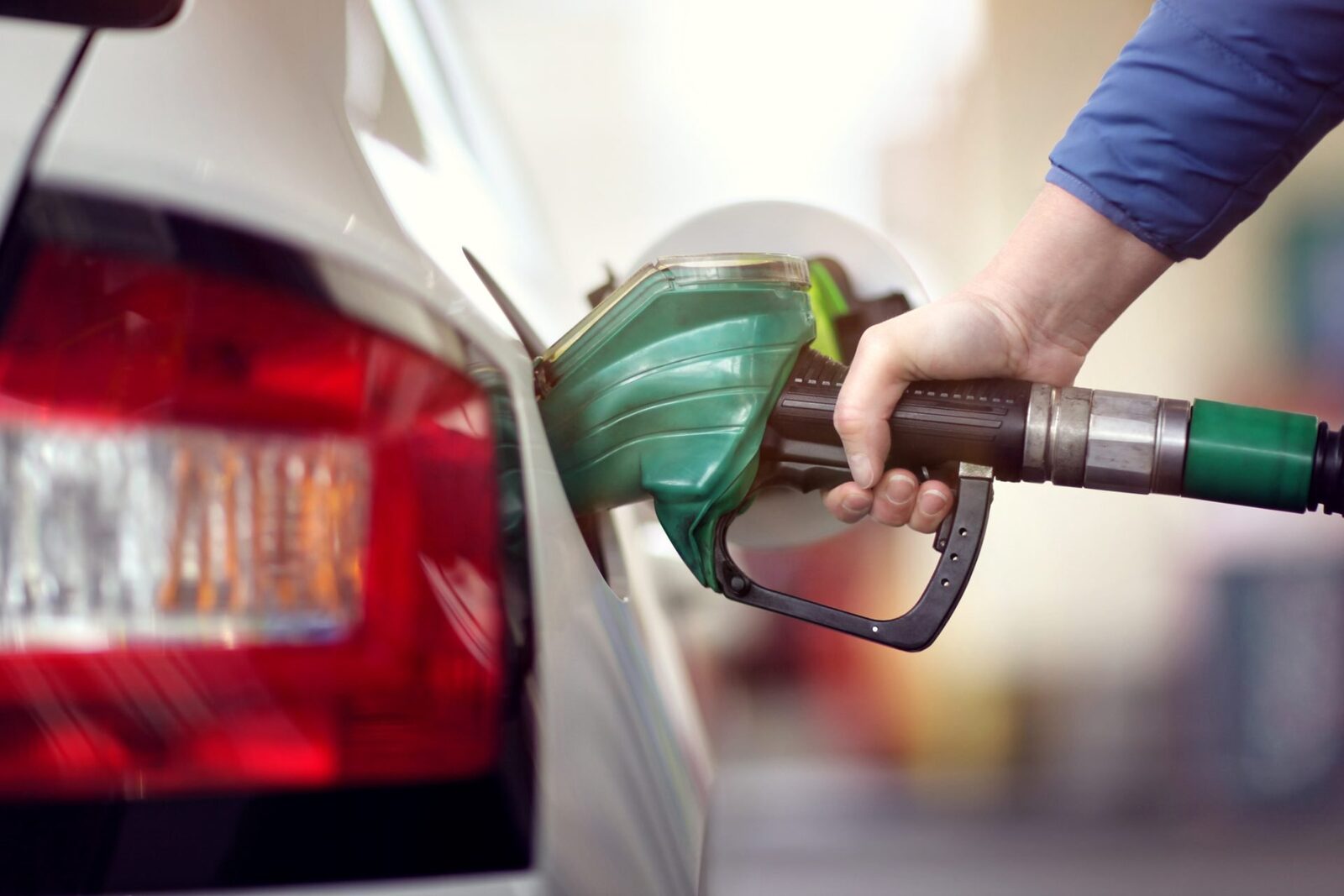 De joi noapte, prețurile carburanților au înregistrat a cincea creștere consecutivă, ceea ce a provocat nemulțumire în rândul șoferilor din Capitală