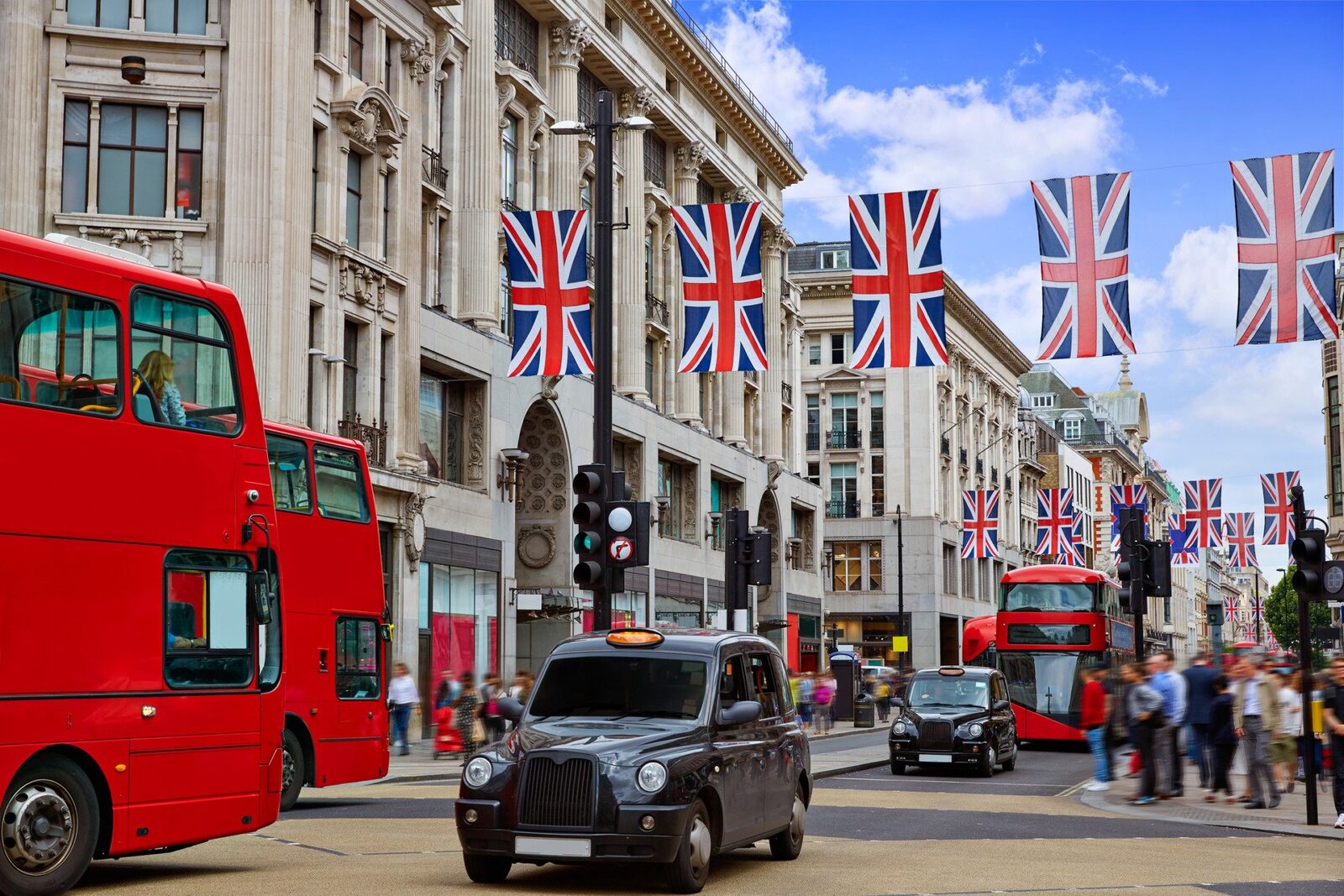 Ministrul britanic al Locuințelor respinge acuzațiile privind amenințările iraniene cu rachete lungă rază Afirmațiile guvernului israelian conform cărora Iranul deține bombe cu rază lungă de acțiune și ar putea viza Londra au fost dezmințite categoric de oficialii britanici, care susțin că nu există dovezi credibile în acest sens
