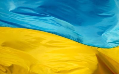 „Origami Deer”, sculptură ucraineană din beton, călătorește prin Europa înainte de bienala de la Veneția O lucrare de artă impresionantă și plină de simbolism, intitulată „Origami Deer”, va ajunge în șase țări europene înainte de a fi expusă la cea mai prestigioasă expoziție de artă contemporană, Bienala de la Veneția din mai