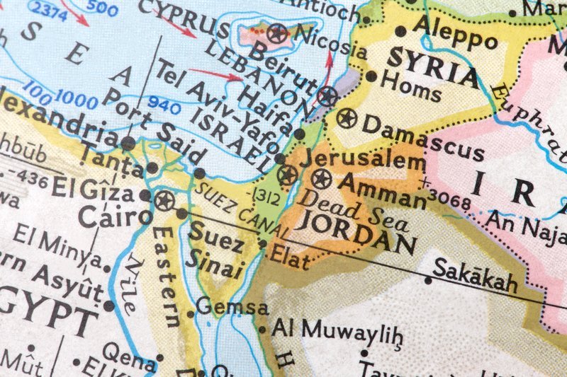 Locații din Emiratele Arabe Unite și nu numai, cu poziții GPS complet deviate sau incorecte, sunt în centrul unei situații neobișnuite cauzate de perturbări de semnal, legate de recentul conflict din Golf