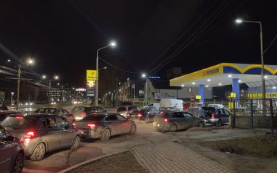 Prețurile la carburanți, provoacă aglomerație la benzinării: românii se grăbesc să-și facă stocuri Pe măsură ce prețurile carburanților continuă să urce, benzinăriile din întreaga țară devin din ce în ce mai aglomerate, iar nervii și graba șoferilor capătă proporții