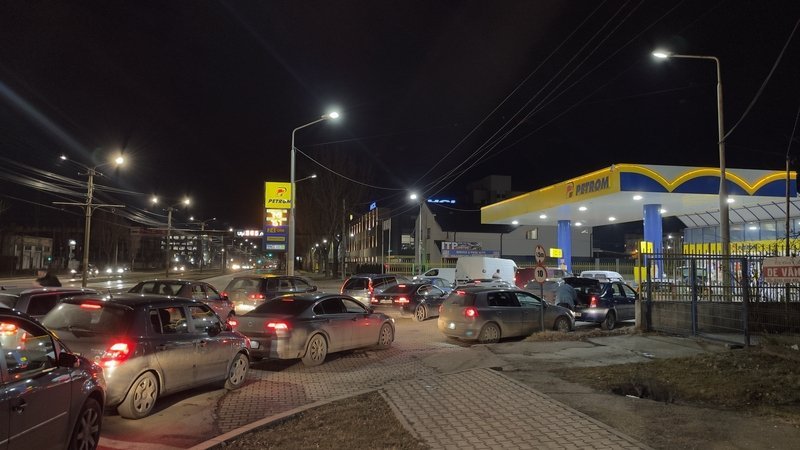 Prețurile la carburanți, provoacă aglomerație la benzinării: românii se grăbesc să-și facă stocuri Pe măsură ce prețurile carburanților continuă să urce, benzinăriile din întreaga țară devin din ce în ce mai aglomerate, iar nervii și graba șoferilor capătă proporții