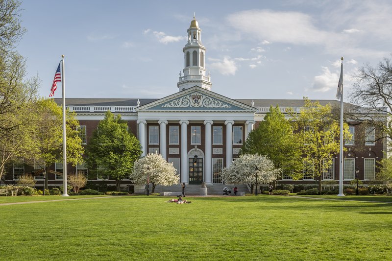Administrația Trump a intentat vineri o actiune în justiție împotriva Universității Harvard, acuzând prestigioasa instituție de închiderea ochilor în fața unui climat propice manifestărilor antisemitice și anti-israeliene în interiorul campusului său
