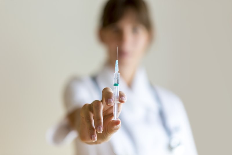 De ce o simplă injecție poate fi percepută ca fiind mai dureroasă decât ne-am fi așteptat? Răspunsul s-ar putea să nu fie legat doar de ac sau de tehnica medicului, ci și de felul în care oamenii percep și interpretează experiența durerii, influențați de ceea ce aud de la cei din jur