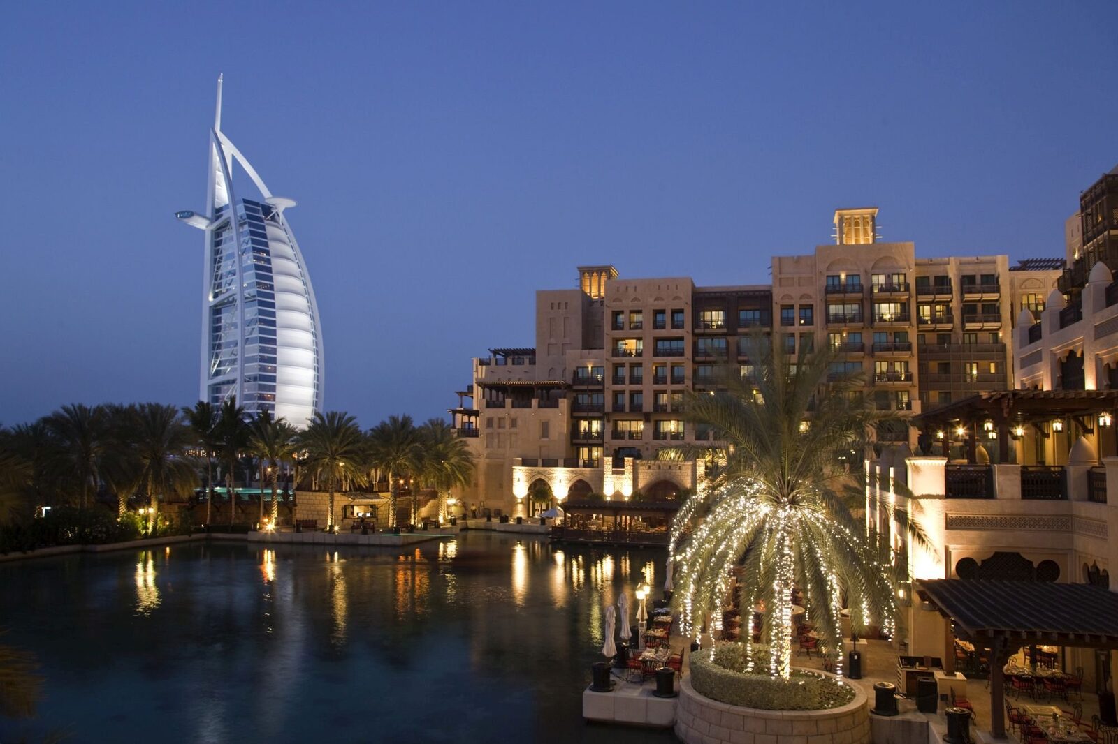 Un turist britanic, aflat în vizită în Dubai, se află în centrul unui scandal internațional după ce a fost reclamat pentru filmarea pe telefon a unor rachete care traversau cerul deasupra orașului